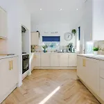Spacious 4br With 3 Baths, Prázdninový dům