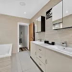 Four Bedroom House By Brookland Serviced Short Lets Salford With Free Wifi Mánchester