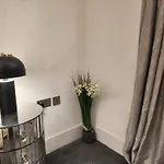 Daire Charming Ground Floor Tudor Free Wifi Manchester