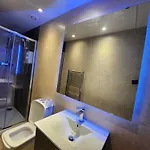 Charming Ground Floor Tudor Free Wifi Daire Manchester