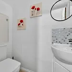 Four Bedroom House By Brookland Serviced Short Lets Salford With Free Wifi Apartamento