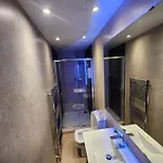 Daire Charming Ground Floor Tudor Free Wifi *