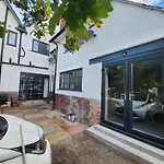 Charming Ground Floor Tudor Free Wifi Daire Manchester
