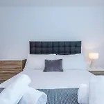 Stylish Two Bedroom With Balcony Lejlighed
