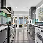 Four Bedroom House By Brookland Serviced Short Lets Salford With Free Wifi Apartamento