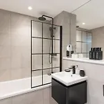 2 Bed Apartment, In The Heart Of Centre! 7 Mins Walk From Piccadilly Station! *
