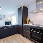 Lejlighed Stylish Two Bedroom With Balcony