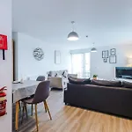 Stylish Two Bedroom With Balcony