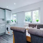 Holiday home Stylish - 5g Wifi - Free Off-road Parking - Sleeps 6 *
