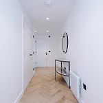 Stylish 2 Bed 2 Bath In アパート