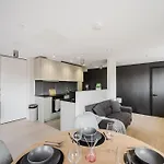 2 Bed Modern Flat, Castlefield, Citycentre, Parking, Self-checkin, Sleeps 4, Balcony, Wifi, Views Apartment