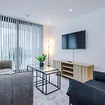 Stylish 2 Bed 2 Bath In アパート