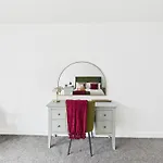 Wild Roses Serviced - Arndale Apartment