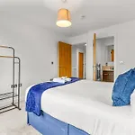 Modern 2br Urban Nest In Salford, For 4