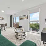 Modern 2br Urban Nest In Salford, For 4 شقة