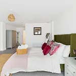 Wild Roses Serviced - Arndale Apartment *