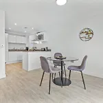 Modern 2br Urban Nest In Salford, For 4 شقة