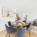 Wild Roses Serviced - Arndale Apartment