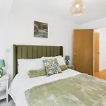 Wild Roses Serviced - Arndale Apartment