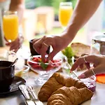 Chic Family With Garden Fire Pit & Event Space, Hot Tub Hébergement de vacances Manchester