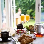 Chic Family With Garden Fire Pit & Event Space, Hot Tub