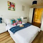 Bee Gateway - Work N Relax 500mbps Wifi And Netflix - With Paid Parking And Balcony Daire Manchester