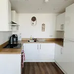 Daire Bee Gateway - Work N Relax 500mbps Wifi And Netflix - With Paid Parking And Balcony *