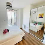 Bee Gateway - Work N Relax 500mbps Wifi And Netflix - With Paid Parking And Balcony Daire