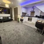 Daire Charming Ground Floor Tudor Free Wifi *
