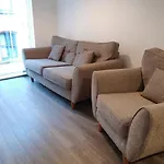 Bee Halo - Work N Relax 500mbps Wifi And Netflix - Centre With Paid Private Parking And Balcony 公寓