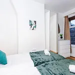 Oldtrafford - Sleeps 6 - Free Parking - Free Wifi