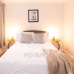 Casa de Férias Cosy 4br House, West Didsbury, Bars And Restaurants Close By, Free Parking, Sleeps 8
