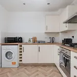 Chic 3bd Abode With Pool Table - Etihad - Coop Live - Free Parking