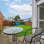 Chic 3bd Abode With Pool Table - Etihad - Coop Live - Free Parking Сasa de vacaciones *