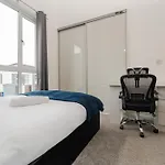 Chic 3bd Abode With Pool Table - Etihad - Coop Live - Free Parking Сasa de vacaciones