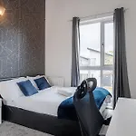 Chic 3bd Abode With Pool Table - Etihad - Coop Live - Free Parking