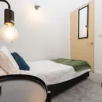 Chic 3bd Abode With Pool Table - Etihad - Coop Live - Free Parking Сasa de vacaciones *