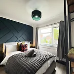 Family & Pet-friendly 5pp, Parking, 20 Min To * Manchester