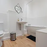 Chic 3bd Abode With Pool Table - Etihad - Coop Live - Free Parking Сasa de vacaciones Mánchester