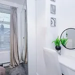 Oldtrafford - Sleeps 6 - Free Parking - Free Wifi * Manchester