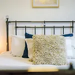 Luxury 5br Near Airport Wifi *