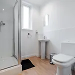 Chic 3bd Abode With Pool Table - Etihad - Coop Live - Free Parking Сasa de vacaciones Mánchester