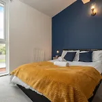 Chic 3bd Abode With Pool Table - Etihad - Coop Live - Free Parking Сasa de vacaciones Mánchester