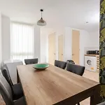 Сasa de vacaciones Chic 3bd Abode With Pool Table - Etihad - Coop Live - Free Parking *