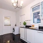 Oldtrafford - Sleeps 6 - Free Parking - Free Wifi