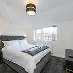 Modern 5-bed Ev Centre 10 Min Prázdninový dům *