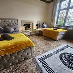 Charming Tudor White House Free Wifi