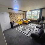 Charming Tudor White House Free Wifi Feriehus Manchester