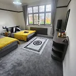 Feriehus Charming Tudor White House Free Wifi Manchester