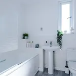 Modern House - Sleeps 6 - Free Parking - Near Etihad Stadium - Coop Live